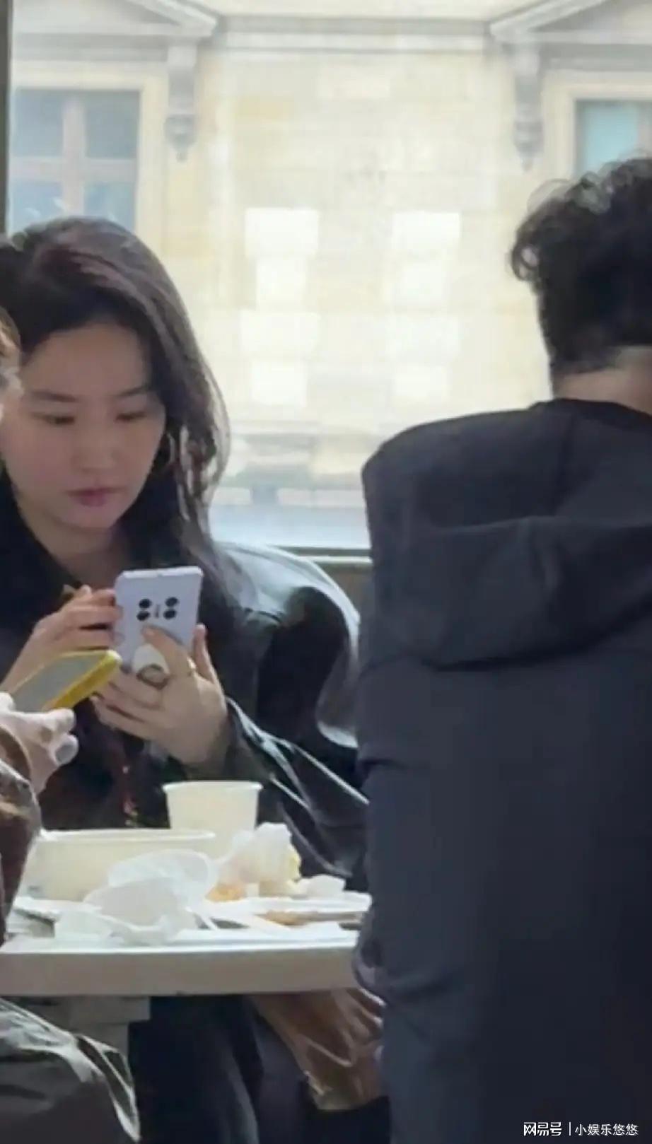 九游官网下载-路人镜头下的刘亦菲胖到不忍直视，手指头跟小柱子似的，好雷人！